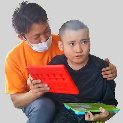 お子様のリハビリに寄り添うセラピスト