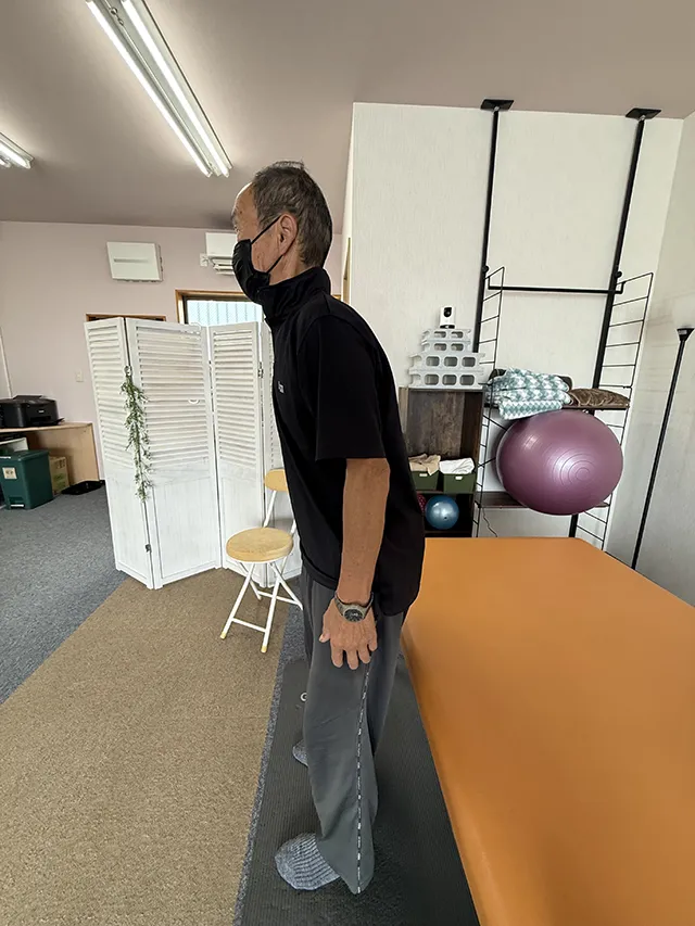 ご利用前。前かがみになった立ち姿