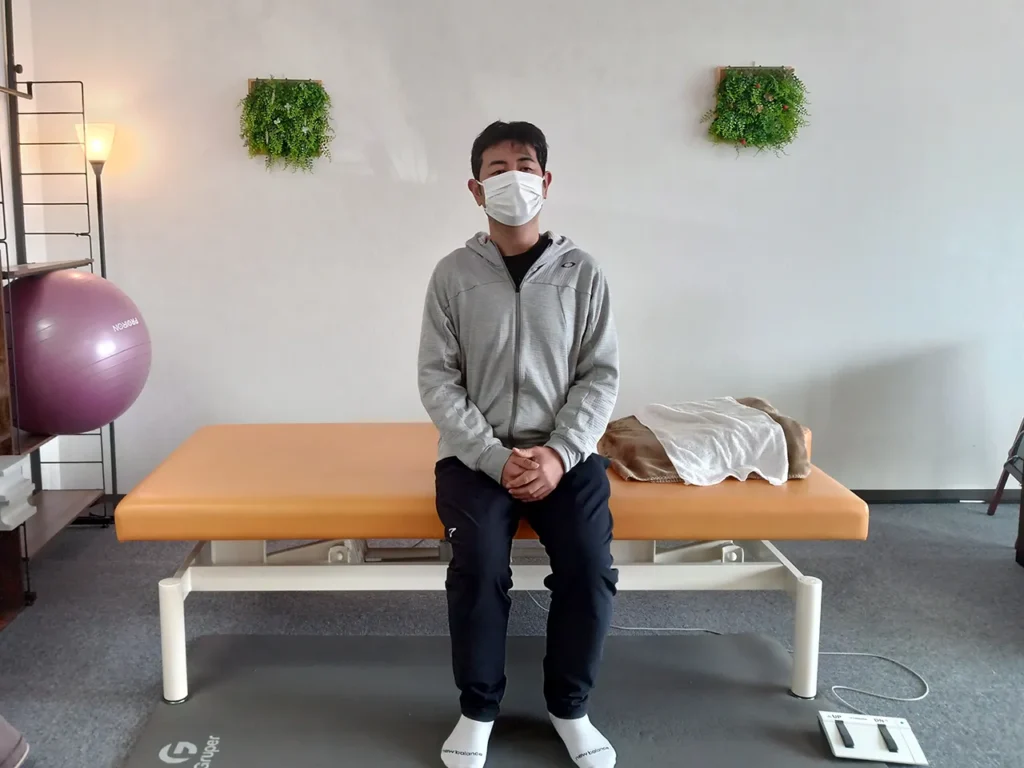 右手のリハビリに取り組むT様と担当者