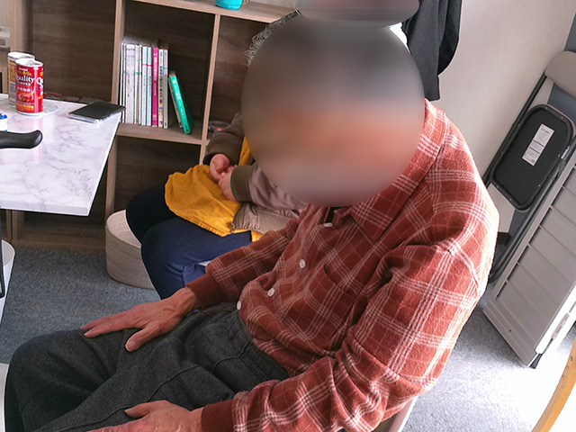 ご利用前。前かがみの姿勢で視線が下を向いている様子